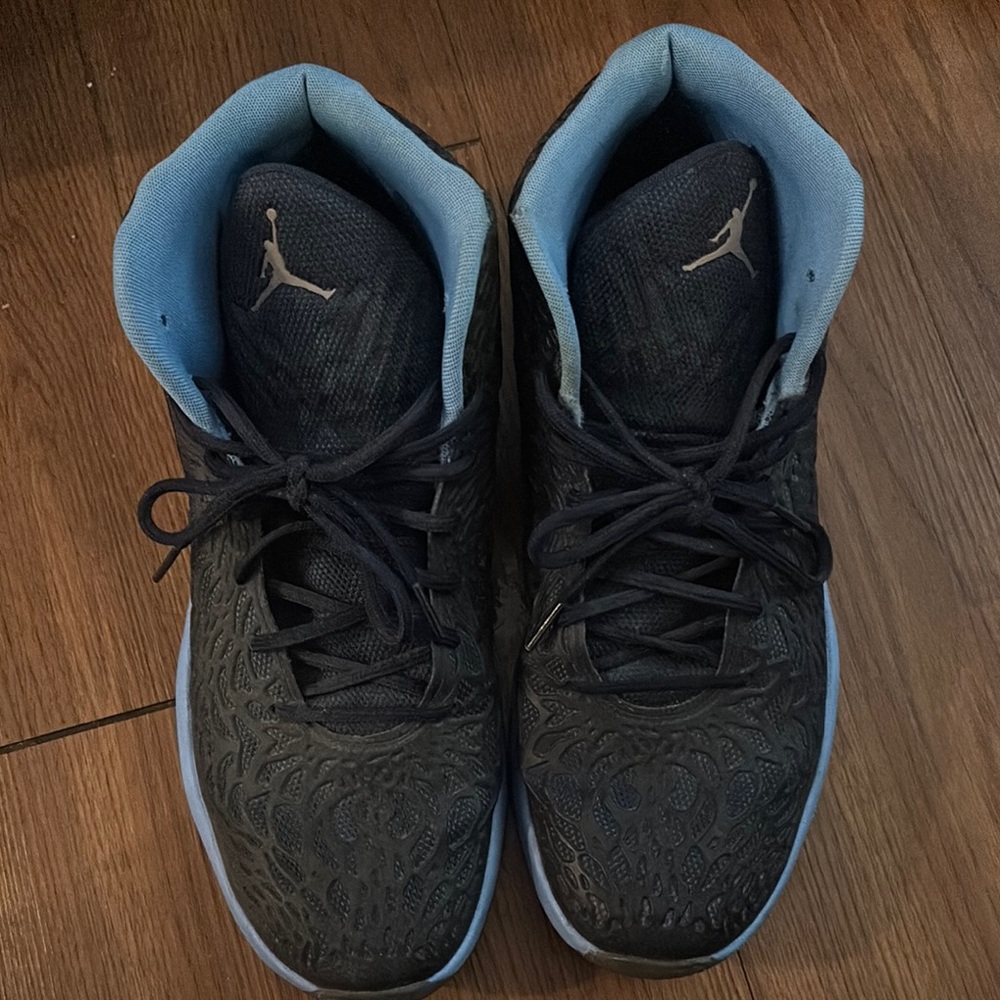 Jordan Men's Black and Blue Sneakers